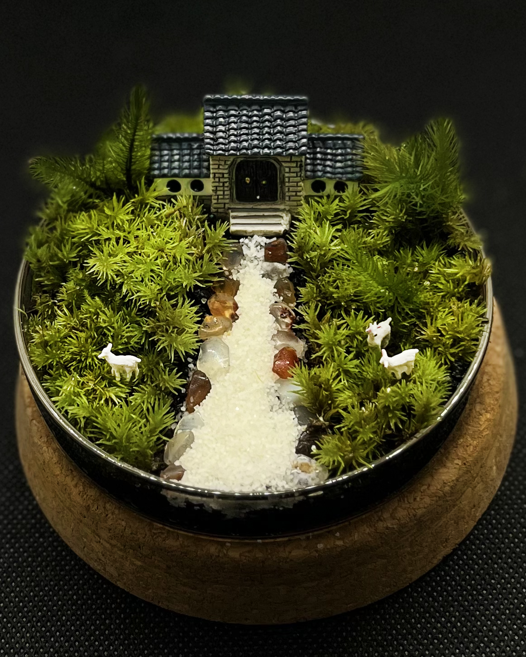 苔の世界〈完成品〉〜チャイナ風邸宅のガーデン風景・ガラスドーム〜